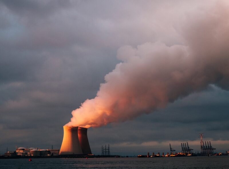 El gas y la nuclear no son verdes. La indignante decisión de la Comisión Europea